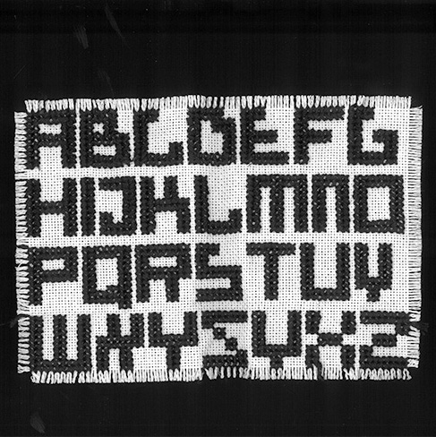 Ein gestricktes Alphabet - Schwarz auf Weiß